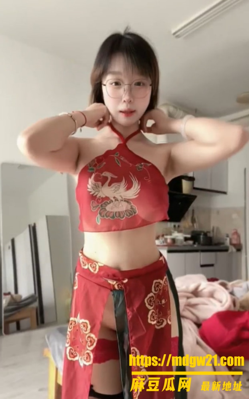快手05年巨乳反差眼镜妹 身下娇055