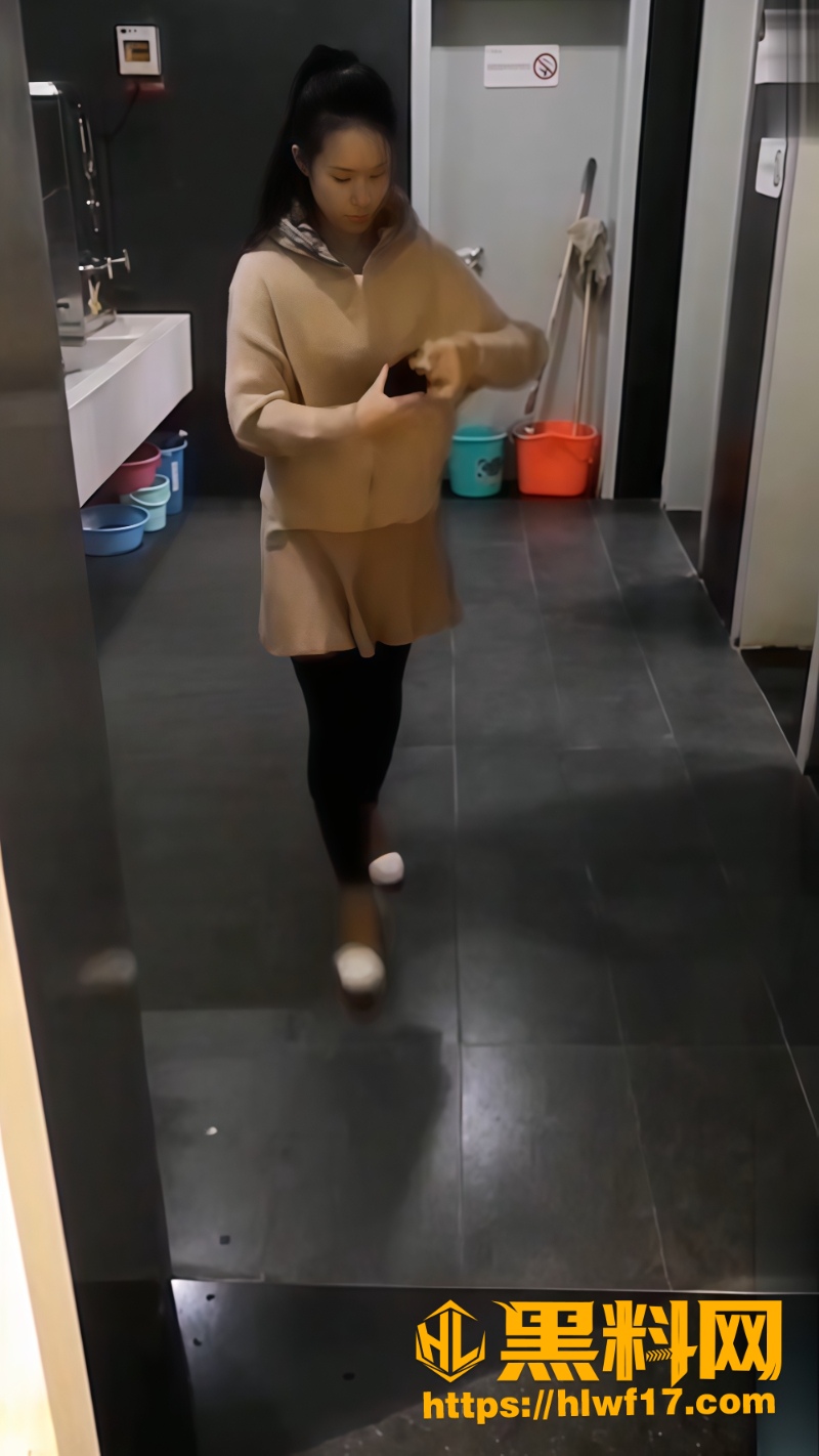 极品女神女厕真实偷拍1