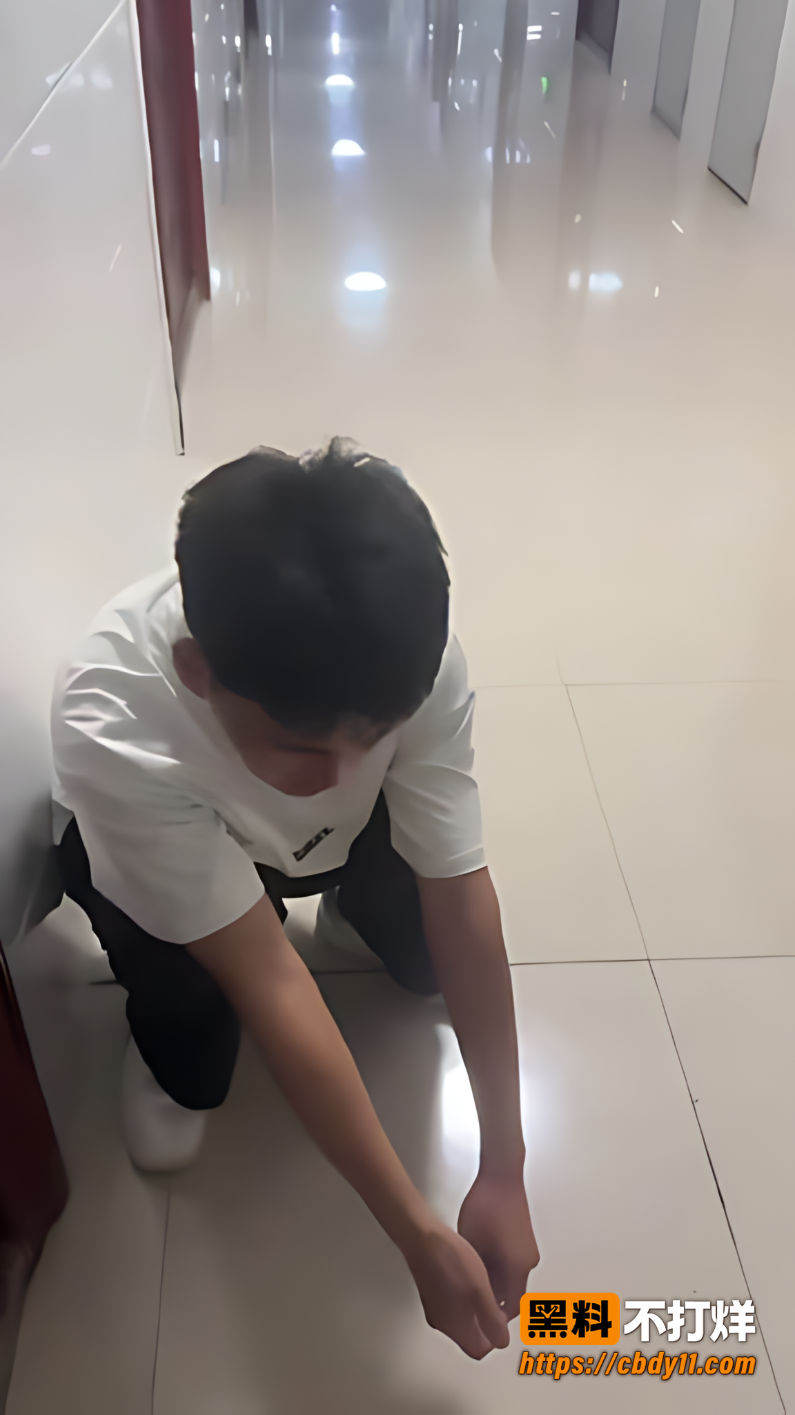 男子潜入女生宿舍偷内衣裤被抓包6