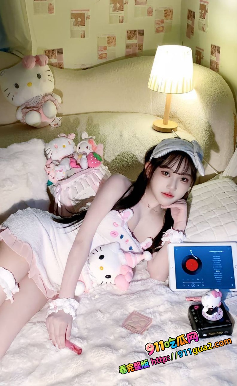 山东高颜值模特 被富哥重金拿下 平时高冷的御姐 在床上也很会玩 特别骚 高挑的身材搭配上女仆装 极度诱惑 全程完美露脸 口交 无套啪啪 3