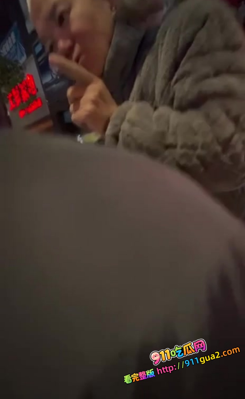 两个妹子看大爷倒地好心扶起！没想到反被 大爷 性骚扰 ：我要日你，把你日舒服！ 12