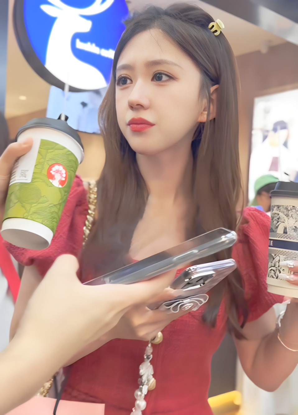 尾随跟拍美女抄底 的封面