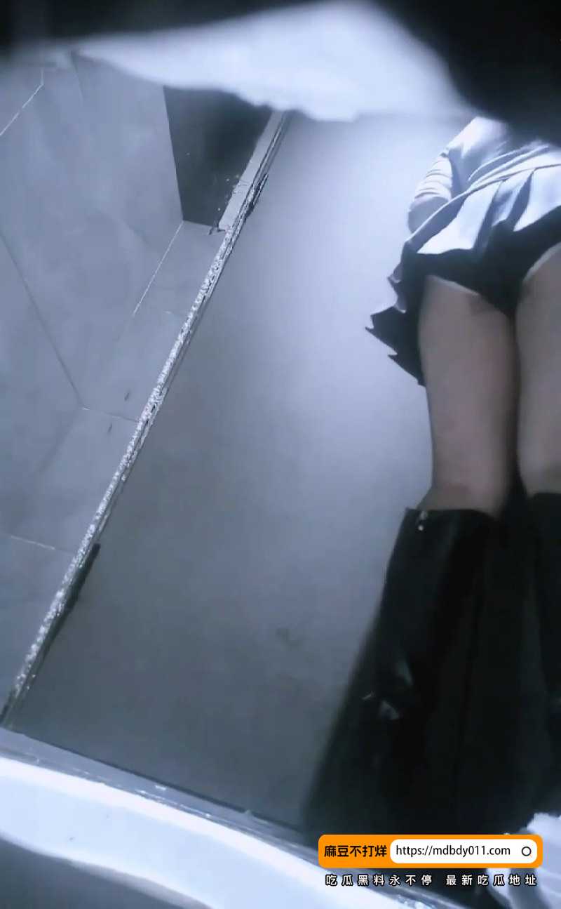科科长裤半褪弯腰露屁股3