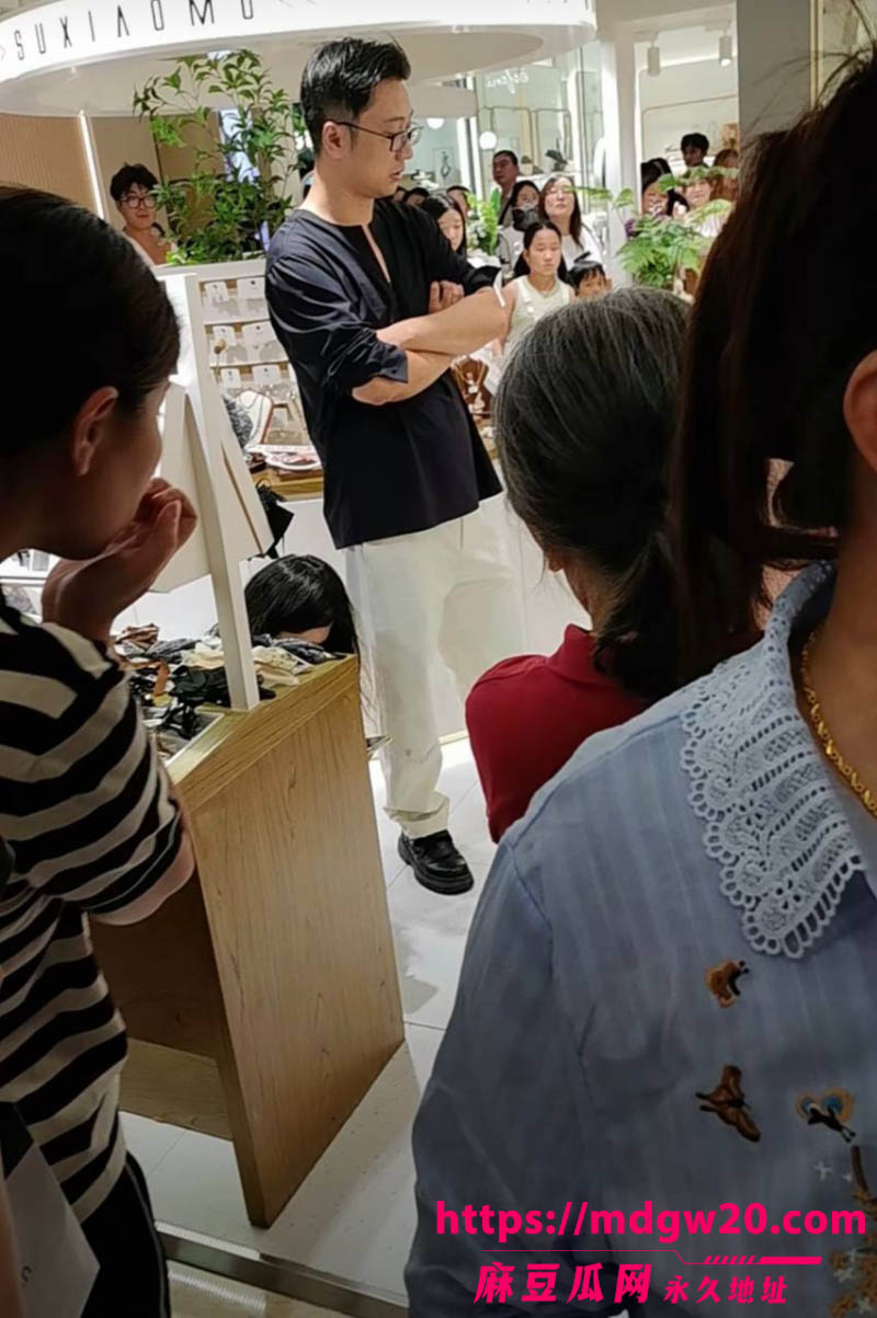 如皋吾悦广场抓奸翻车 社区党总支书记宗媛媛当众被按倒在地 男方臧洋被曝光出轨性爱视频