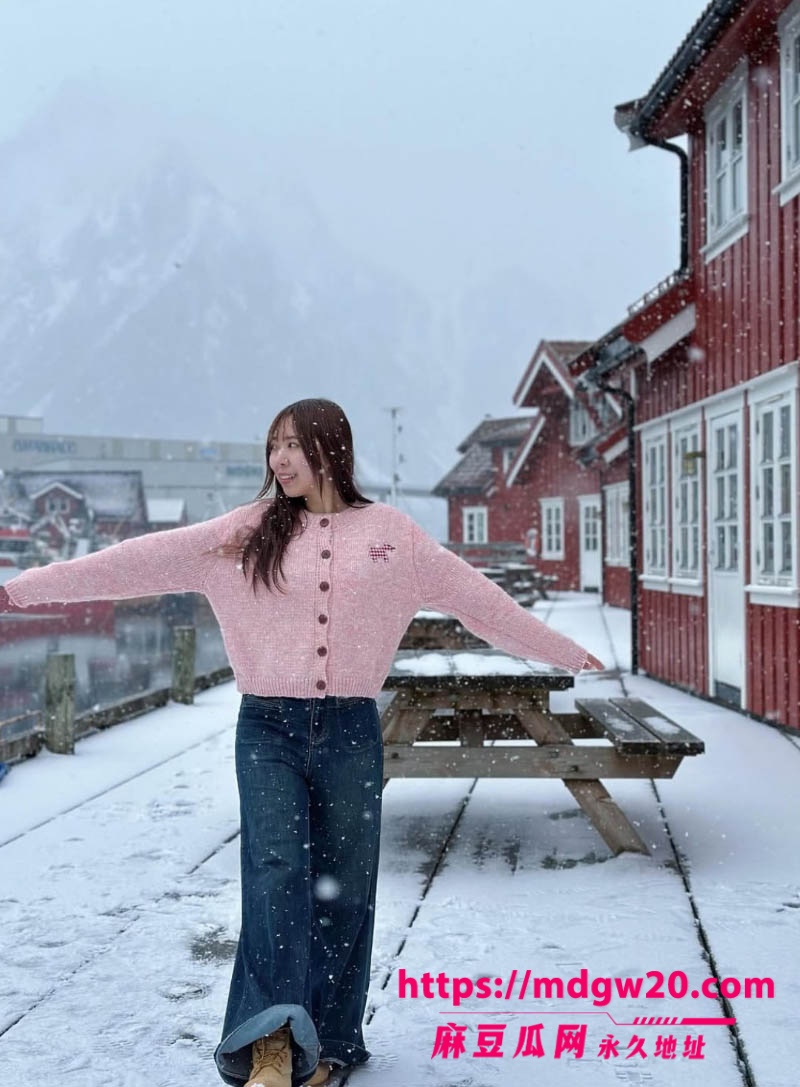 极品高颜值马来西亚旅游美食博主 Jingyi 早期与金主在酒店里3p自拍的露脸不雅视频