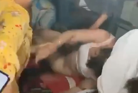 抓奸现场对着女的就是一顿暴打 的封面