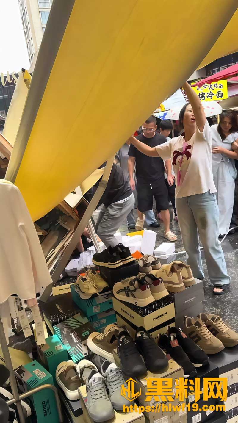 玉山突发广告牌砸人视频2