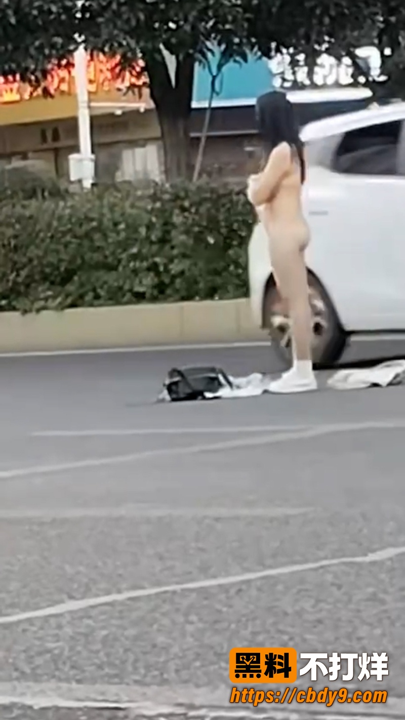 邵阳高铁站女子全裸站马路中央 1