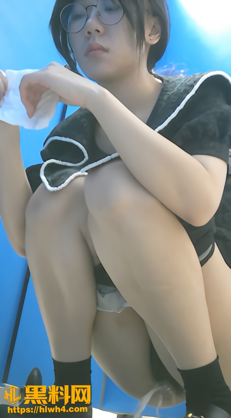餐厅女厕偷拍视频3
