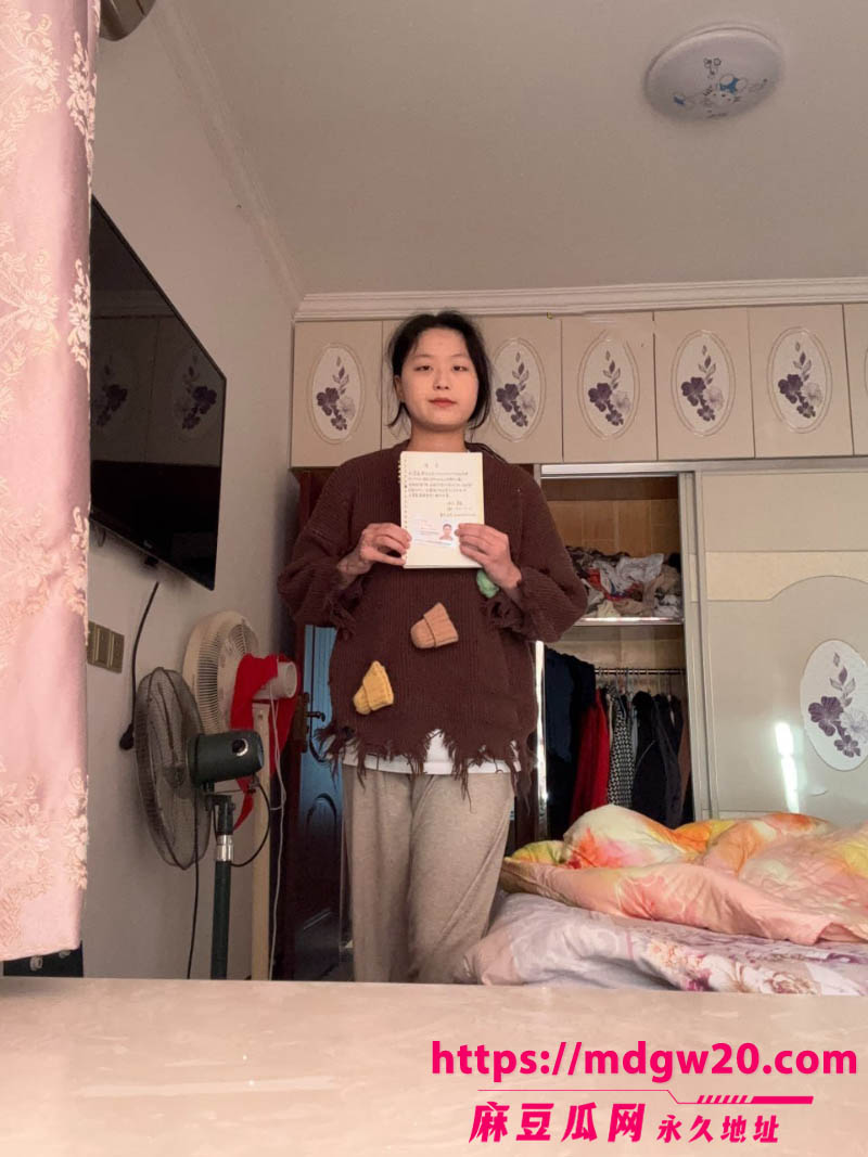 精神小妹裸贷视频流出 两姐妹双双脱衣自慰办理裸贷 咬着袜子跪地学狗爬