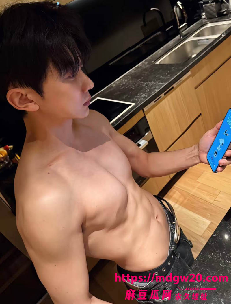 古力娜扎前经纪人李登科 直播自曝被潜规则 背刺娜扎陪睡富姐引热议