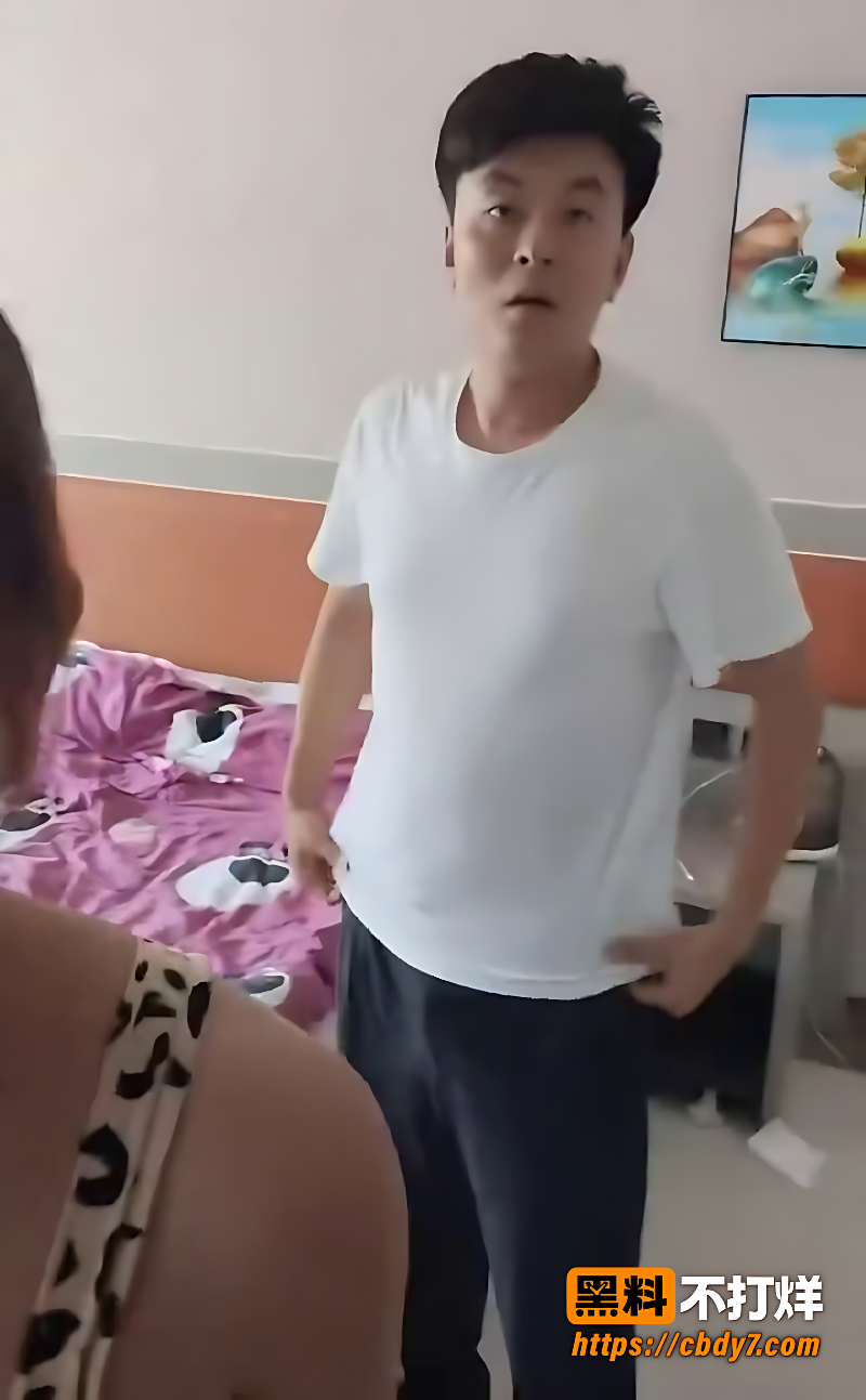 豹纹女与白T男被撞破4