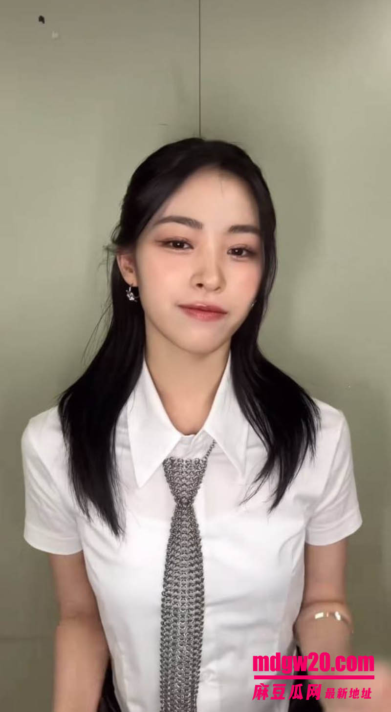 韩国女团ITZY成员申留真 巡演台上伸手扣逼自慰 下台后穿着演出服被金主猛操