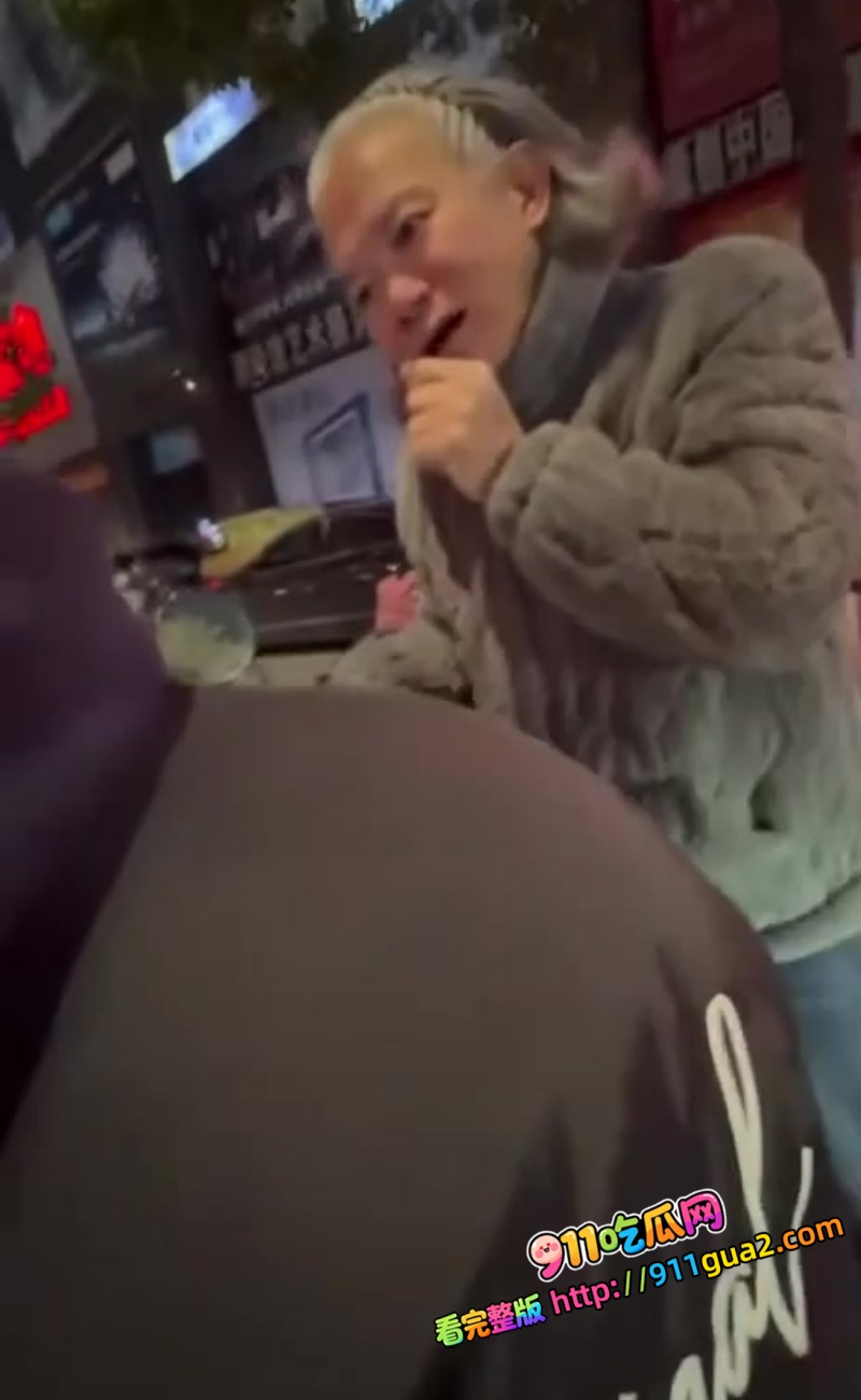 两个妹子看大爷倒地好心扶起！没想到反被 大爷 性骚扰 ：我要日你，把你日舒服！ 11