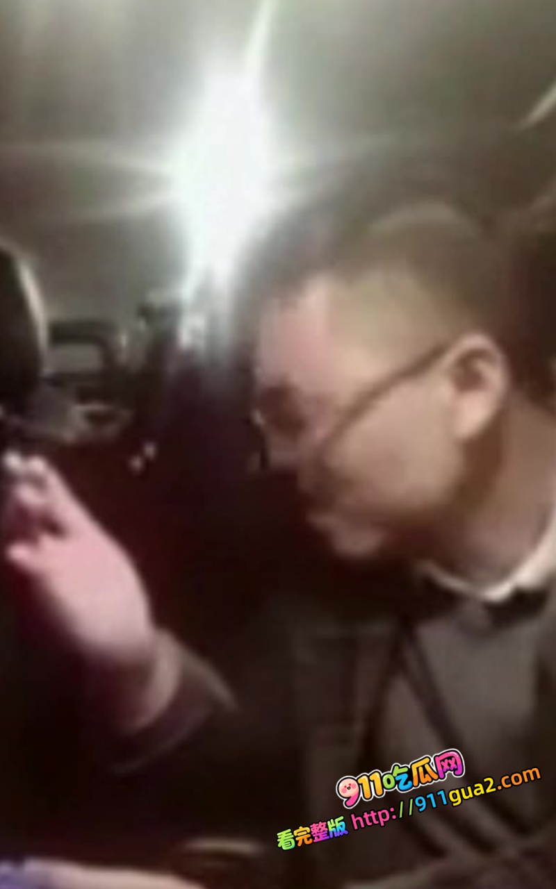 女子出轨被老公抓个正着 男子一边开车一边看监控一边打电话咒骂 场面相当刺激 8