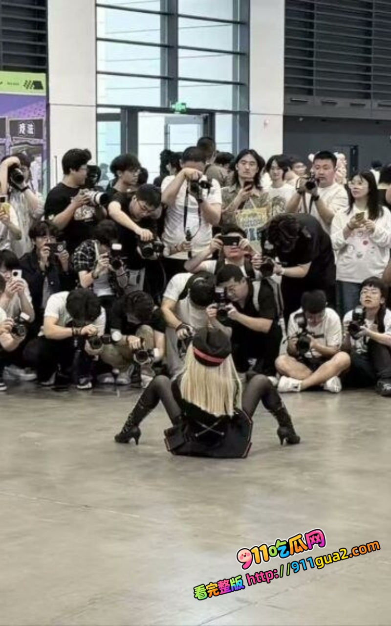 黑蜻蜓漫展不雅事件 给30元就能坐大腿蹭逼 Cos女郎现场尺度拉满 1