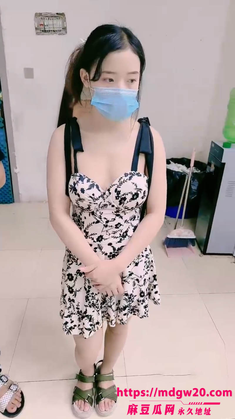 海角NTR原创博主新作 绿帽男友献出淫妻女优被黑人轮番上阵群P 自己 在一旁尽览春色