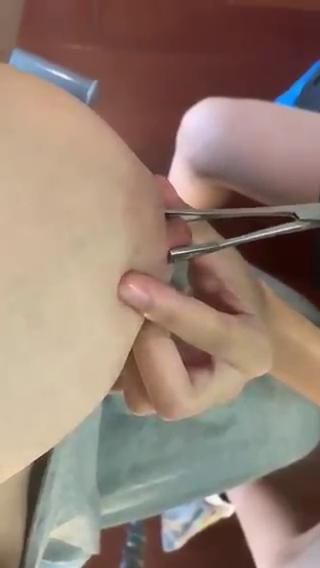 โปสเตอร์สำหรับ 妹子穿乳钉过程