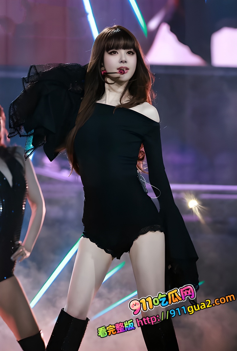 赵露思澳门演唱会惊艳亮相 堪称中国版Lisa 紧身制服展露逼缝 照片3