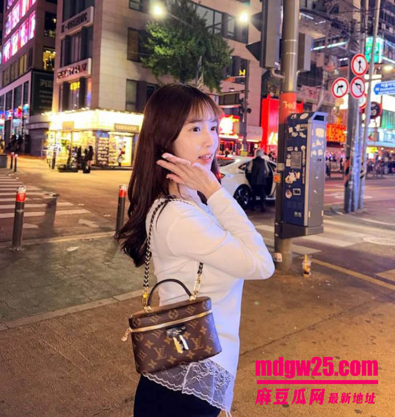 台北高颜值博主 朱朱与富哥露脸肛交做爱自拍视频流出 奶子又大又骚