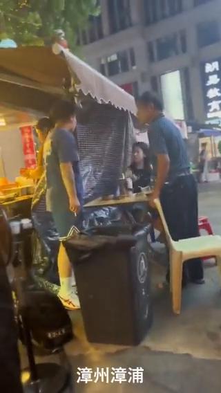 โปสเตอร์สำหรับ 这老汉真勇猛直接上菜刀
