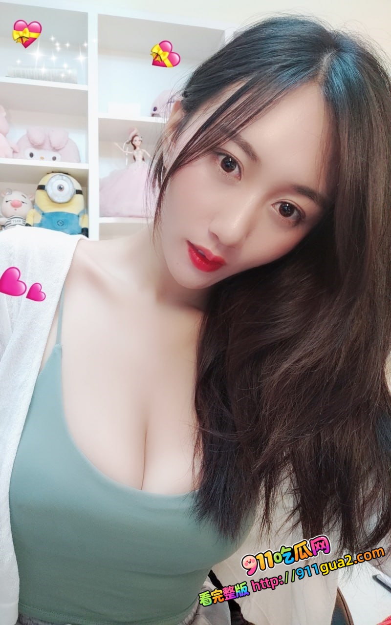 骚穴人妻在车上让小哥给她拳交骚穴 16