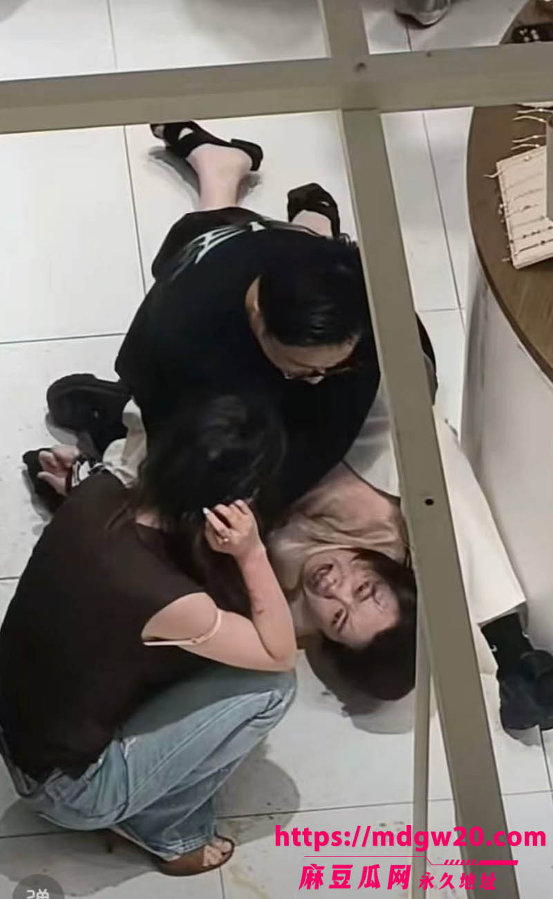 如皋吾悦广场抓奸翻车 社区党总支书记宗媛媛当众被按倒在地 男方臧洋被曝光出轨性爱视频