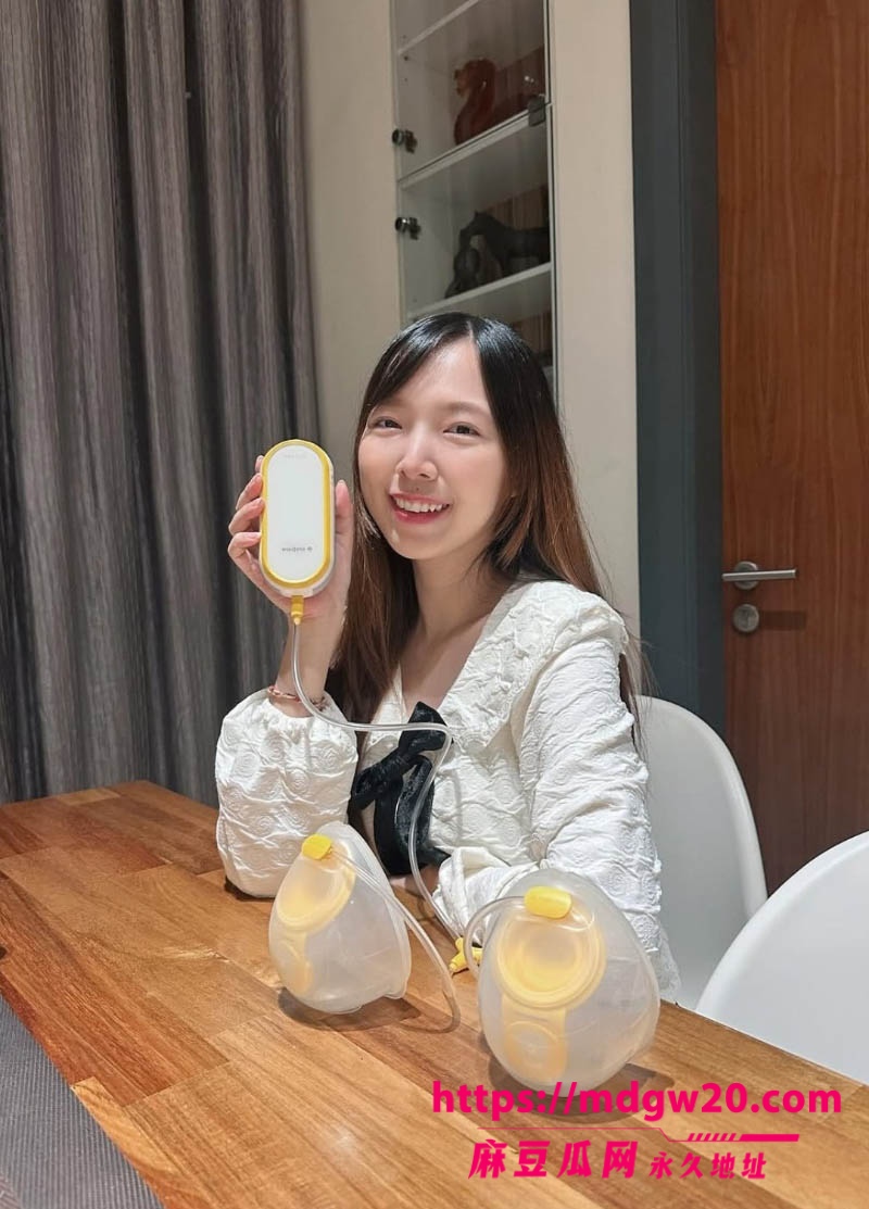 极品高颜值马来西亚旅游美食博主 Jingyi 早期与金主在酒店里3p自拍的露脸不雅视频