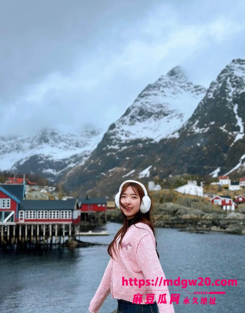 极品高颜值马来西亚旅游美食博主 Jingyi 早期与金主在酒店里3p自拍的露脸不雅视频