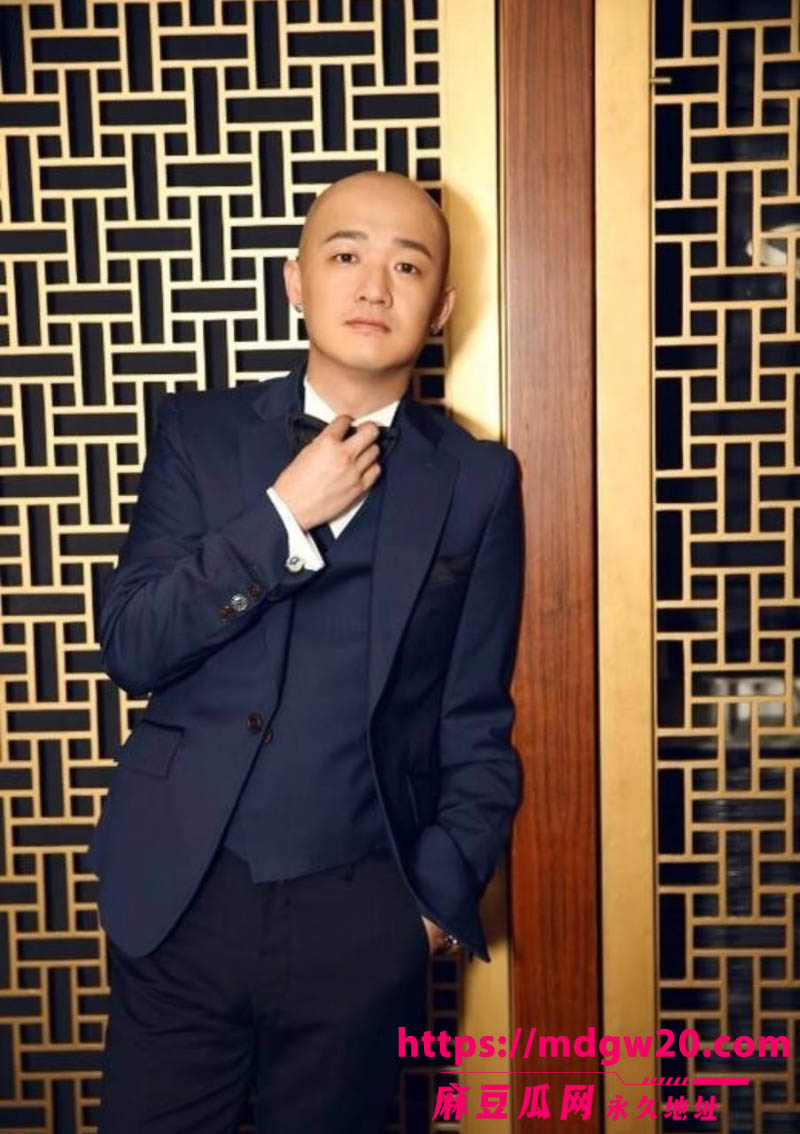 包文婧刚生完二胎 演员包贝尔酒店夜会红发女七小时 网友直言不是出轨就是嫖娼