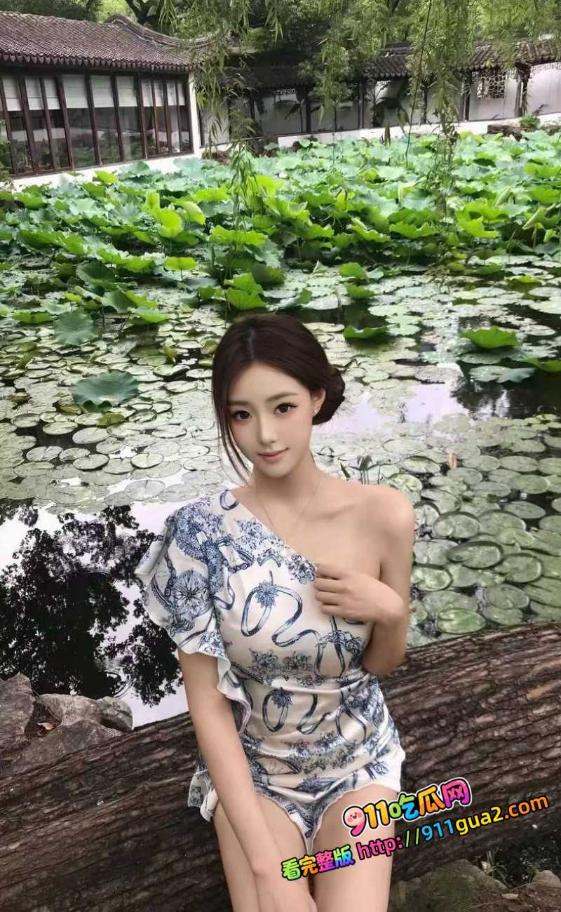 高颜值巨乳少妇，跪趴在床上撅起肥臀直接后入 11