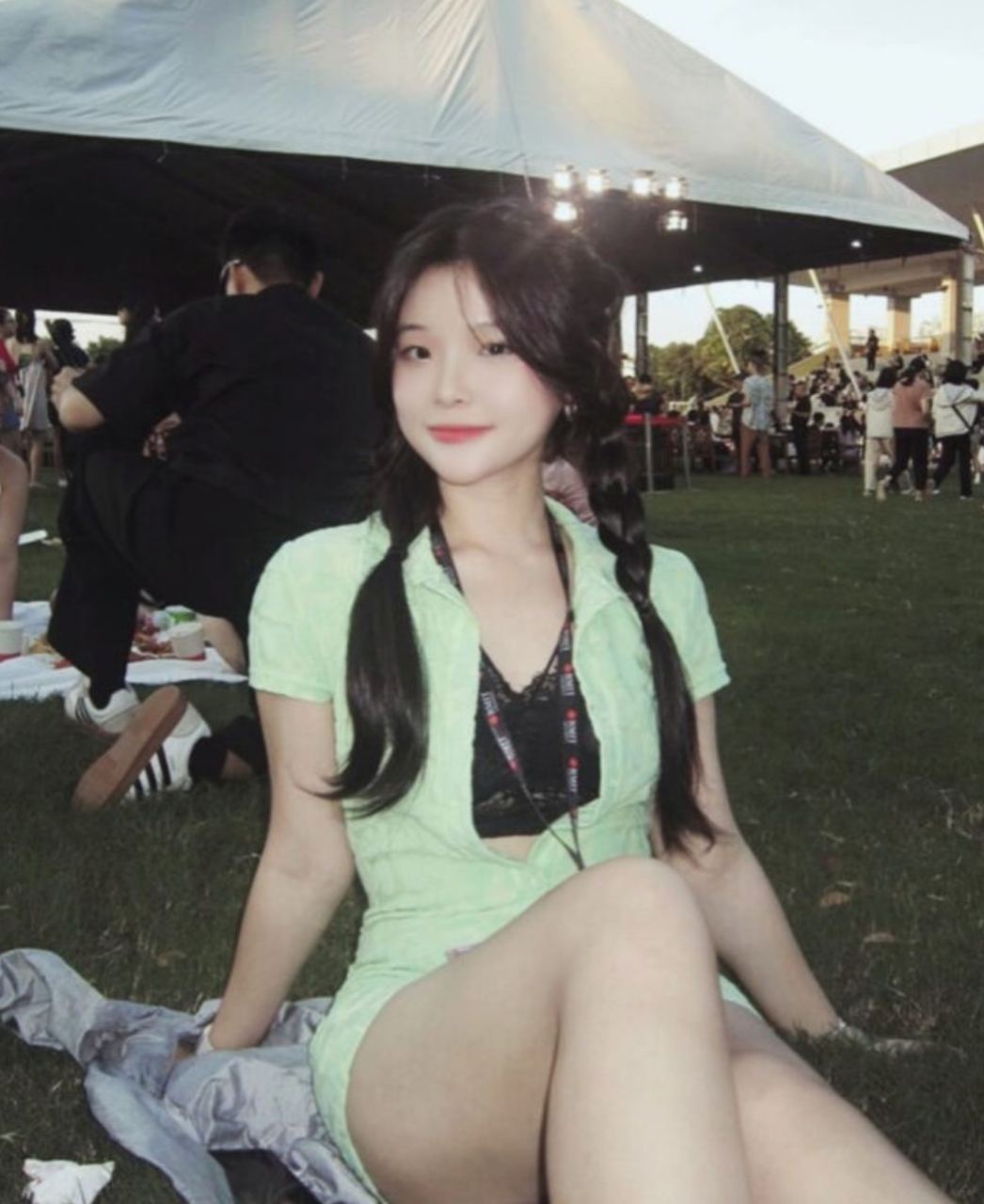 Poster for Hong Kong female internet celebrity 'Emilia' sparks controversy after allegedly wearing a revealing top at Disneyland! She quickly defended herself after being criticized...