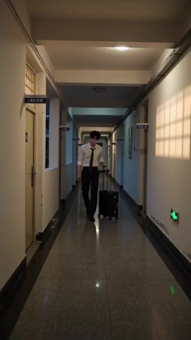 AI成人短剧 现代韦小宝大学里的七个女室友 1-2 男主闯入女生宿舍与七位性格迥异的室友发生关系