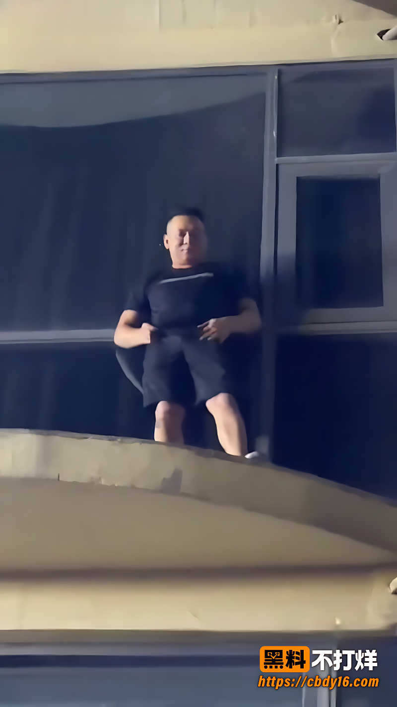 男子带情人开房被原配堵门爬酒店外墙保命9