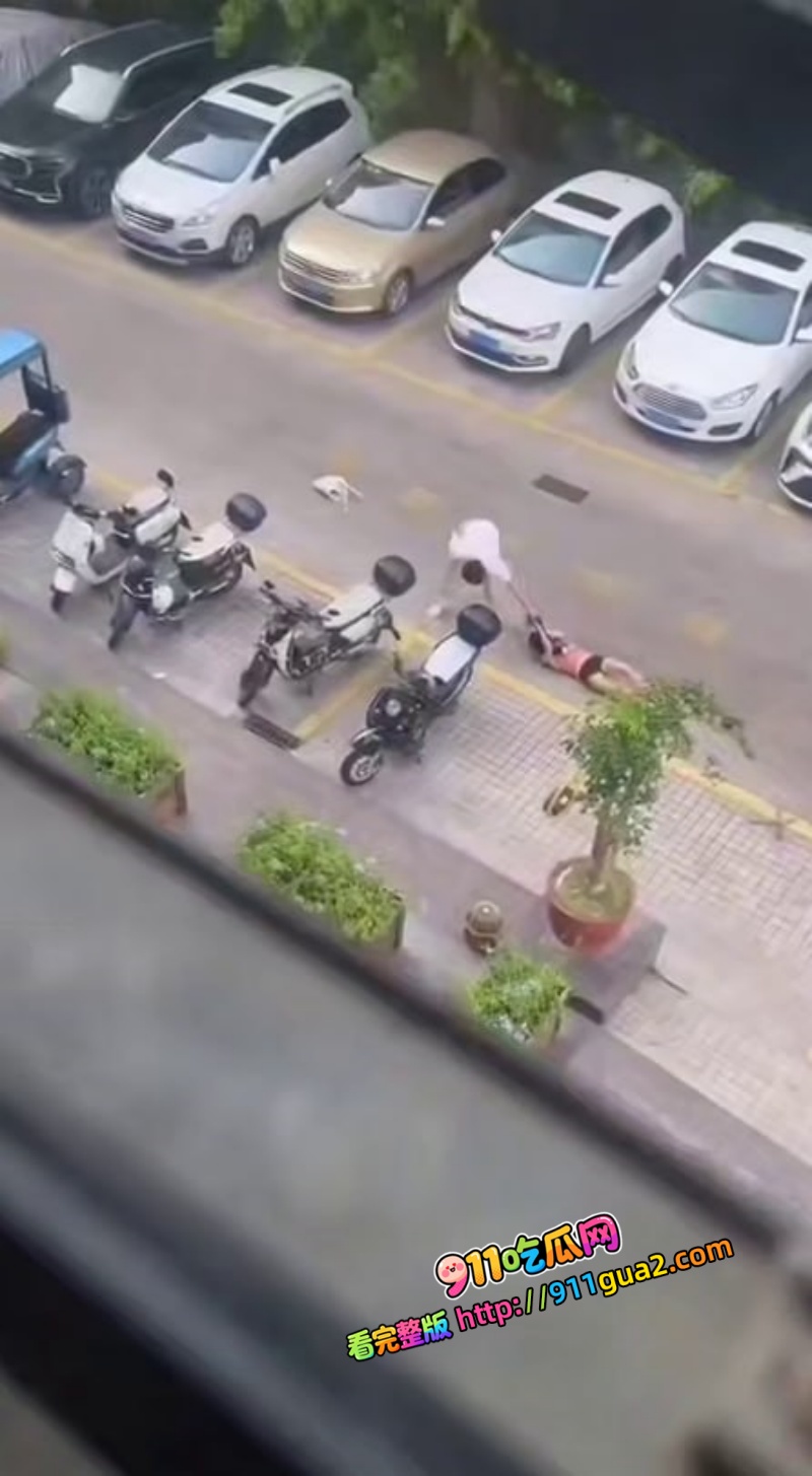 湖南小伙被绿后彻底疯了！当街暴打女友拖着头发狂走 现场惨叫不断 4