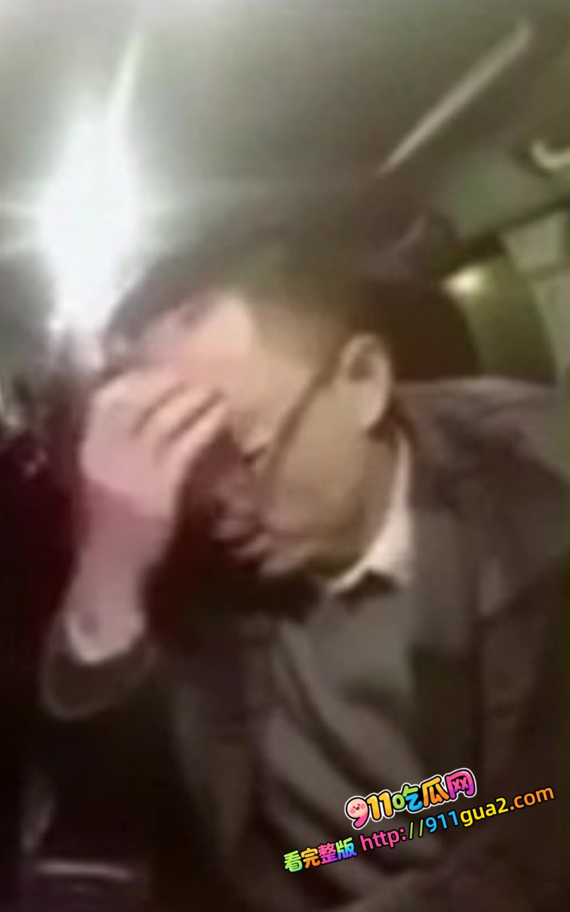 女子出轨被老公抓个正着 男子一边开车一边看监控一边打电话咒骂 场面相当刺激 9