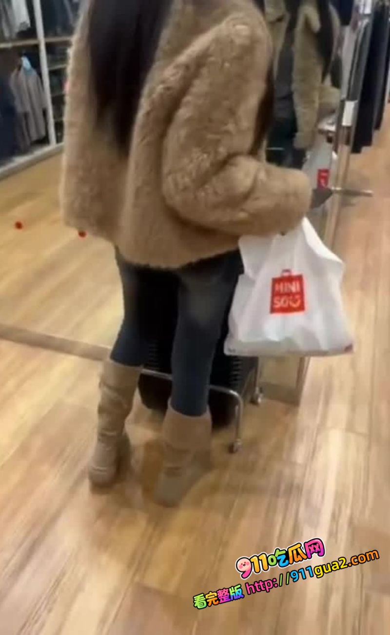 裤里丝人妻偷情  更衣室里口交足交做爱，真刺激 1