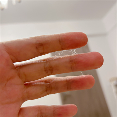 嘴巴里一边喊着爸爸我是妓女一边高潮了，怎么这样！呜呜！