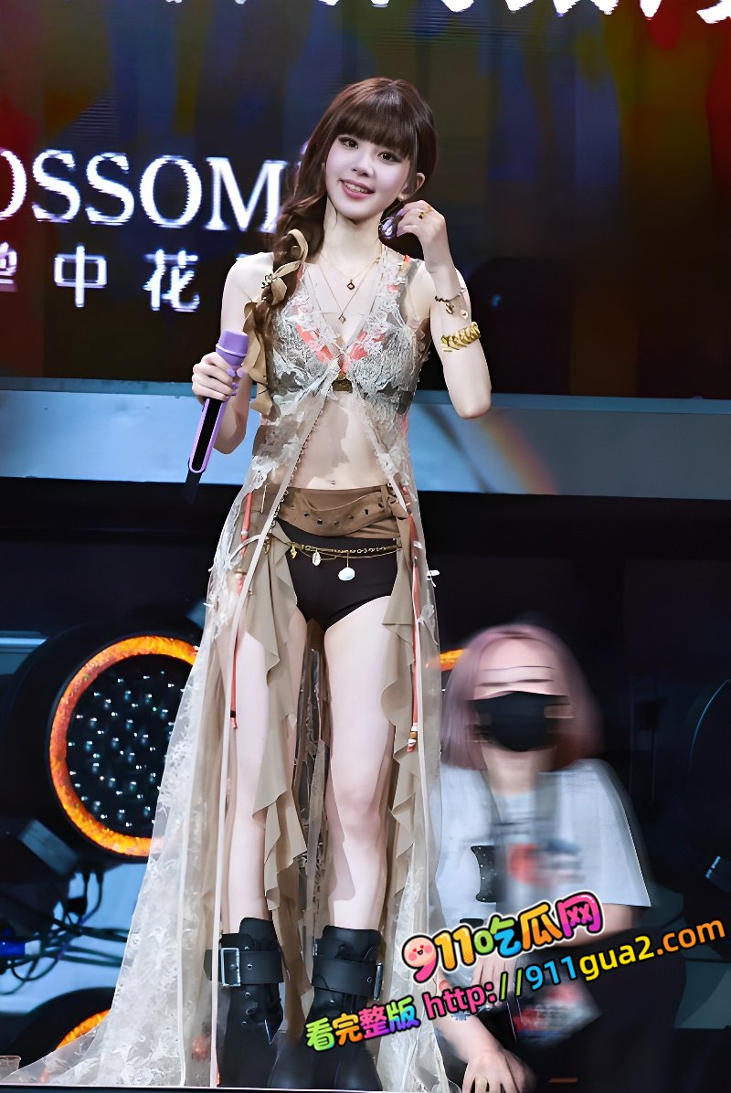 赵露思澳门演唱会惊艳亮相 堪称中国版Lisa 紧身制服展露逼缝 照片1
