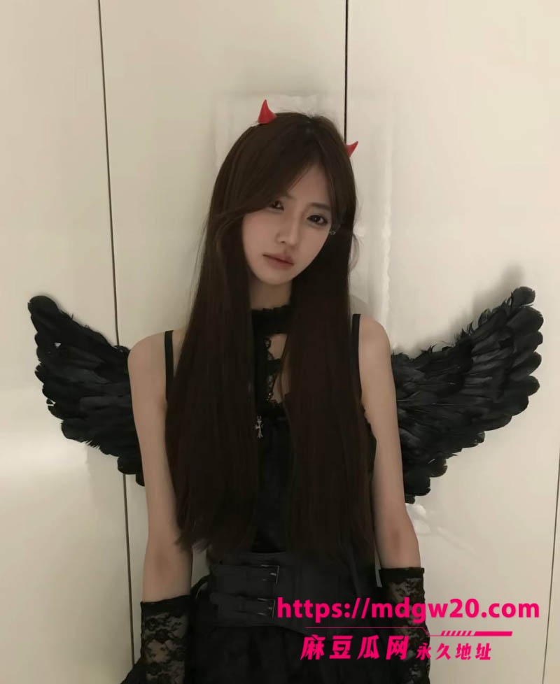 398万粉抖音女网红戴馨菲翻车 粉丝群开户网暴素人 暧昧聊天记录性爱视频全被扒