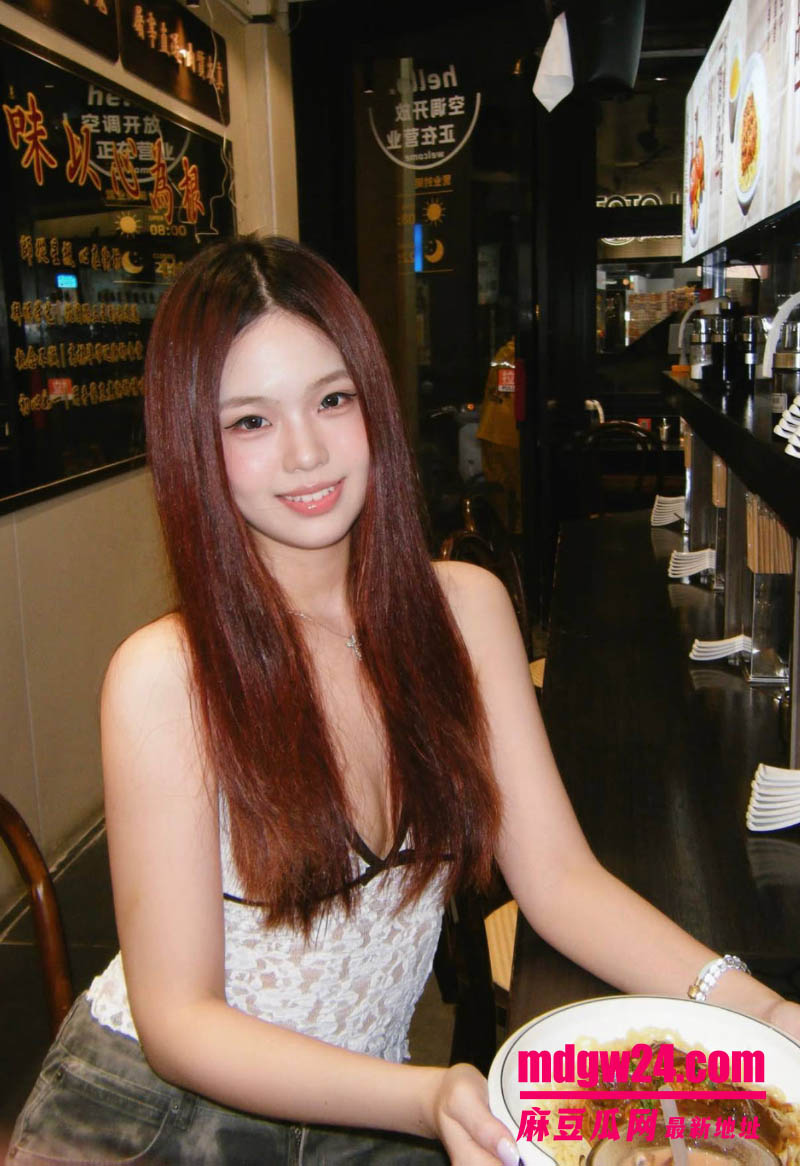 曼彻斯特大学中国留学生 22岁高颜值美女悦琪 与金主在酒店里自拍的露脸口交视频
