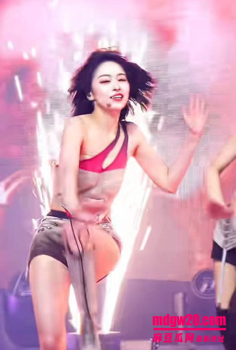 韩国女团ITZY成员申留真 巡演台上伸手扣逼自慰 下台后穿着演出服被金主猛操