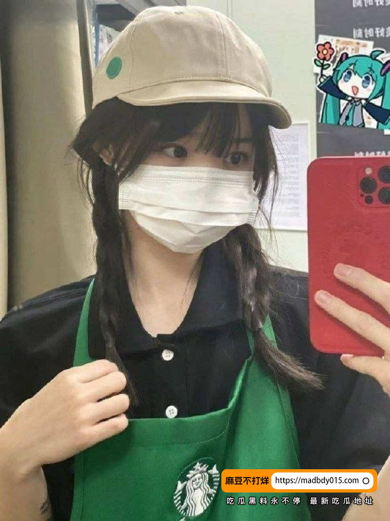 女孩身着格纹短裙条纹袜揉胸露逼1