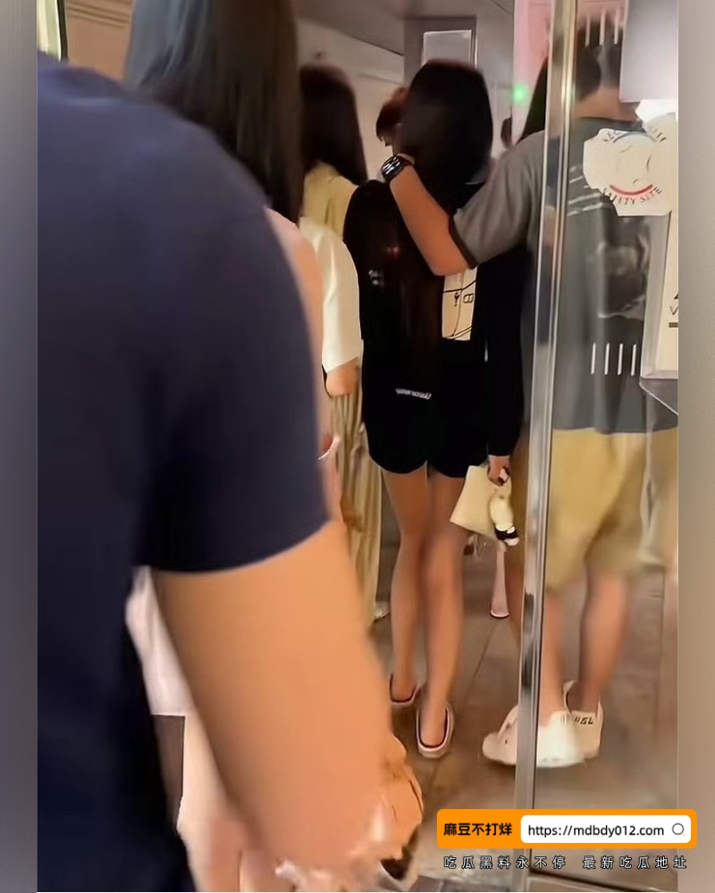 王思聪巴黎左拥右抱白幼瘦 (17)
