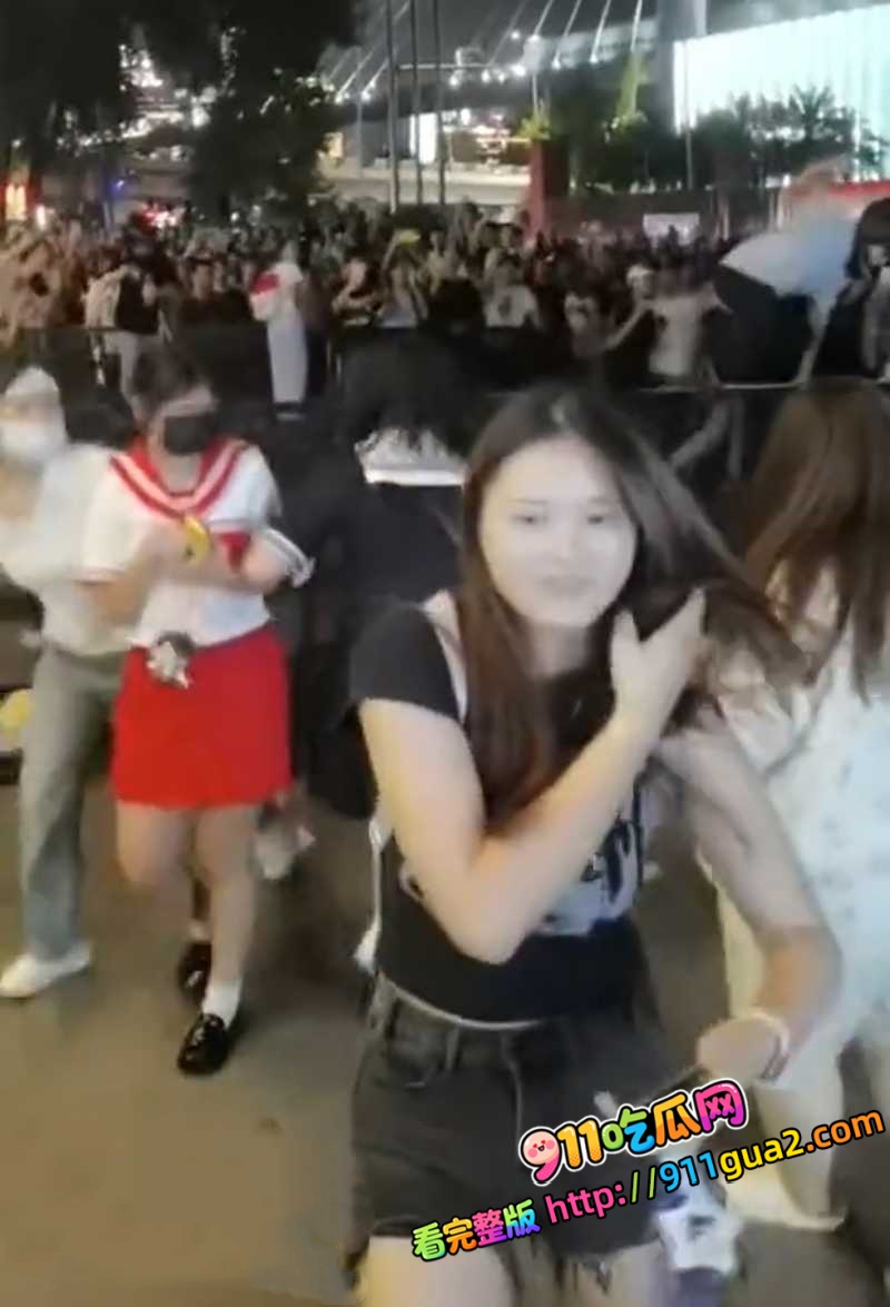 时代峰峻应援现场 一名男生直播与女粉丝对骂 照片9