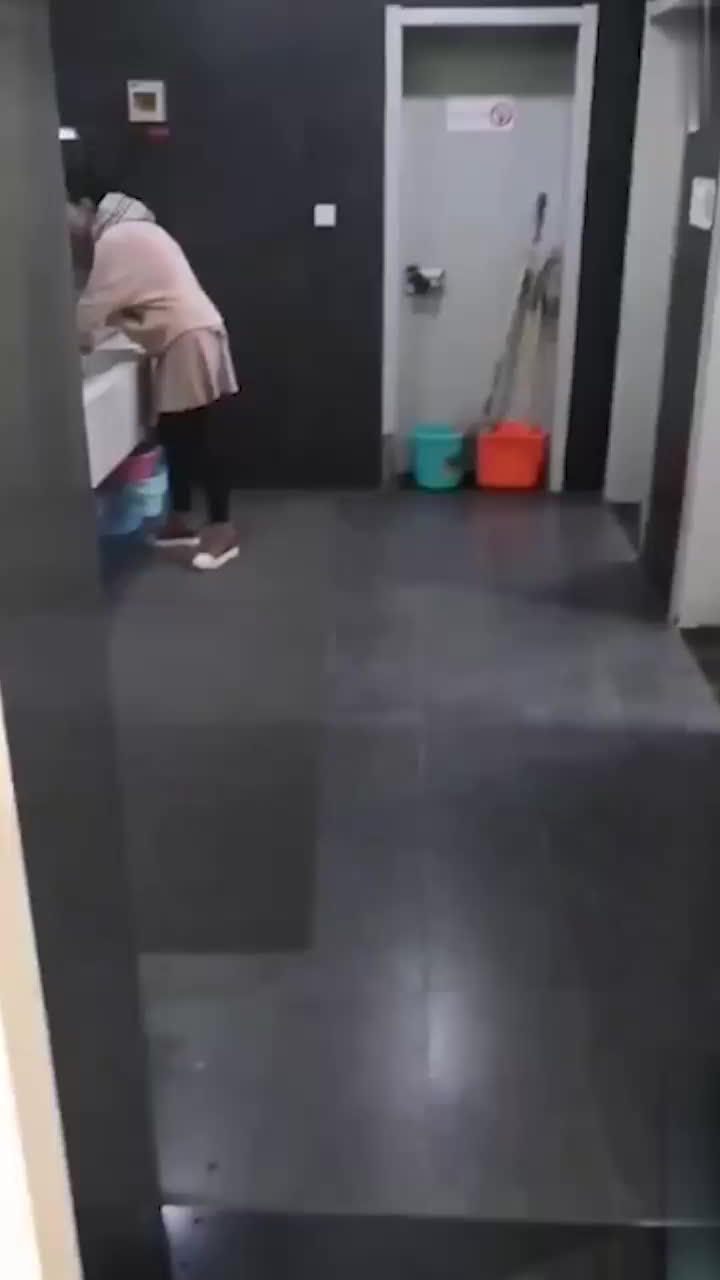 商场女厕偷拍 女神级小姐姐肥嫩骚穴激情放尿 抄底大神直击蜜桃臀-黑料网